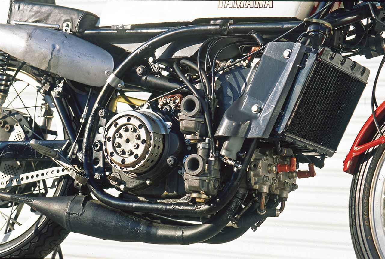 画像: 1968年、世界ロードレースGP250ccクラスのタイトルを獲得した、フィル リードが駆ったヤマハRD05A。機関部両側面に、それぞれ2器のキャブレターとロータリーディスクバルブの組み合わせを配置。クランクシャフト2軸からの出力を伝達するプライマリーシャフトからなる5軸構成で、70ps以上の強心臓ぶりを誇りました。 www.autoby.jp