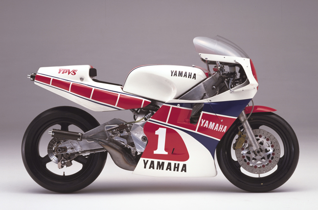 画像: 1984年型ヤマハYZR500（0W76）。クランクケースリードバルブ式V4で、エディ ローソンが4勝を記録して初タイトルを獲得しました。 global.yamaha-motor.com
