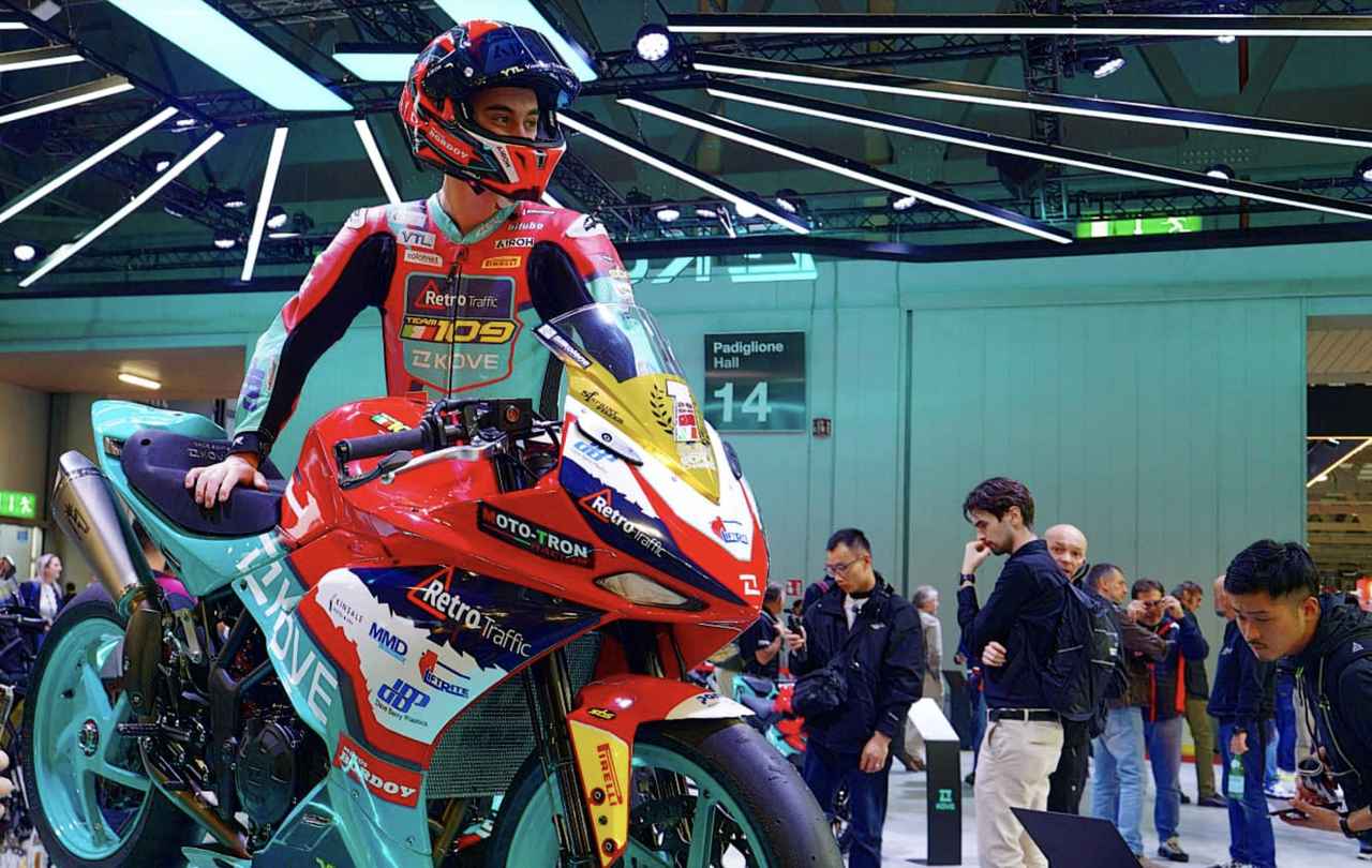 画像: EICMA 2025のステージに、SSP300を制したKOVEと共に立つB.ヘルナンデス。多くのオファーに断りをいれてチームに残留し、FIMスポーツバイク世界選手権の初年度を戦う選択をしました。 www.kovemoto.com