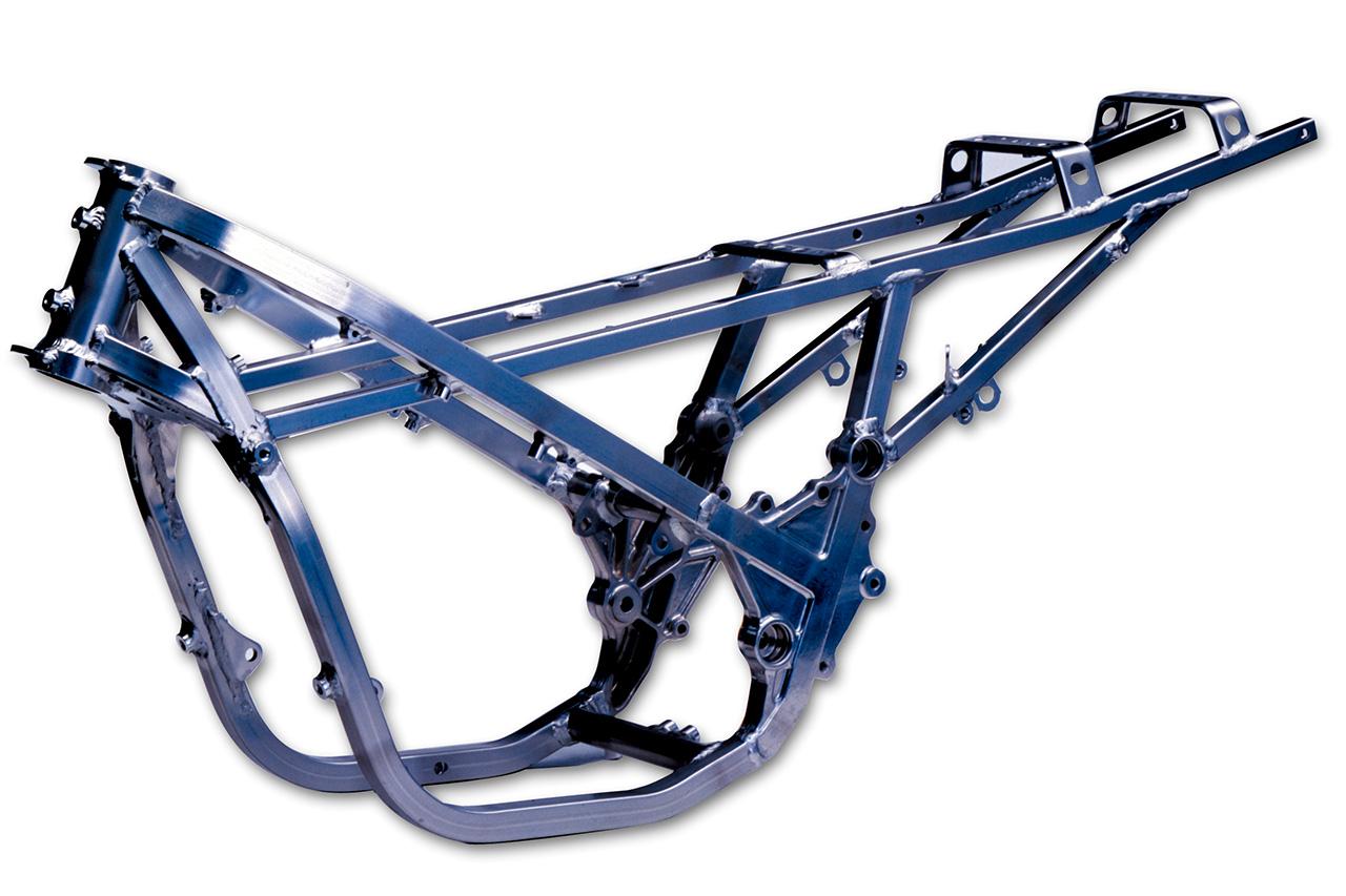 画像: 1983年、公道用量産車として初めてアルミフレームを採用したスズキRG250Γ。「AL-BOX」と命名されたこのフレームは、初の量産という試みのため材料選定や加工などに苦労したそうです。 www.autoby.jp