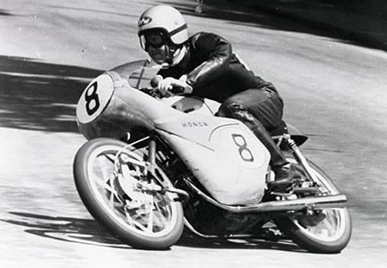 画像: 1959年、マン島TT125ccクラス6位入賞の谷口尚巳と、ホンダRV142（空冷4ストローク並列2気筒DOHC4バルブ）。 www.honda.co.jp