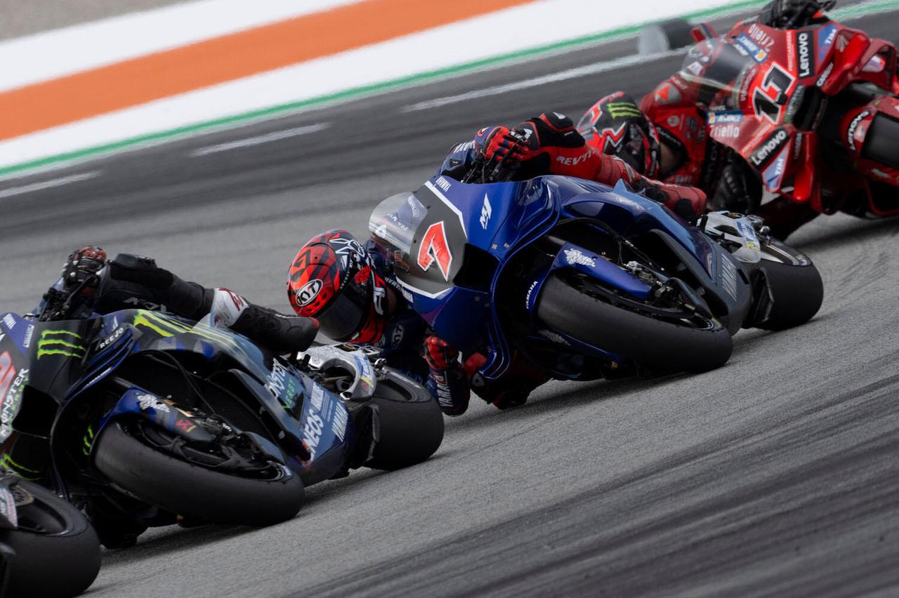 画像: 2025年シーズン最終戦バレンシアGPで、V4版YZR-M1プロトを駆るA.フェルナンデス。無事完走し、トップから36.854秒差の16位というリザルトを残しました。 race.yamaha-motor.co.jp