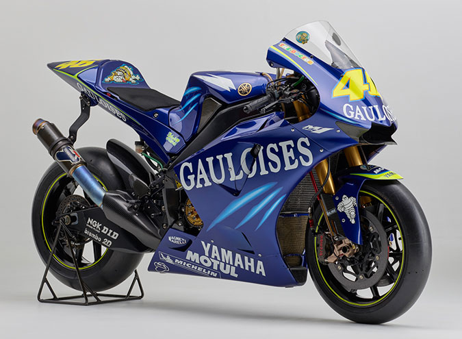 画像: クランクピン180度の等間隔燃焼から、90度の不等間隔燃焼の、いわゆるクロスプレーン型クランクシャフトを採用した2004年型YZR-M1（0WP3）。 global.yamaha-motor.com