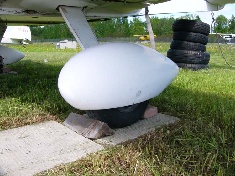 画像: レシプロエンジンの飛行機は固定脚を採用する例が少なくないですが、その覆いはホイールフェアリング（またはスパット、ホイールパンツ）と呼ばれました。 en.wikipedia.org