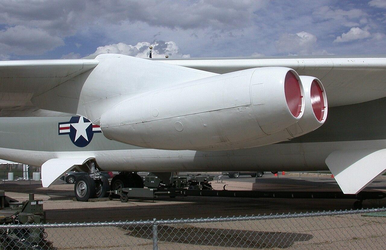 画像: なおエンジンを収納する独立構造体のことは、ナセルと呼ばれています。カウル部や支柱部、燃料系など機能部品すべてを含めてナセル、というわけです（写真はボーイングB52のもの）。 en.wikipedia.org