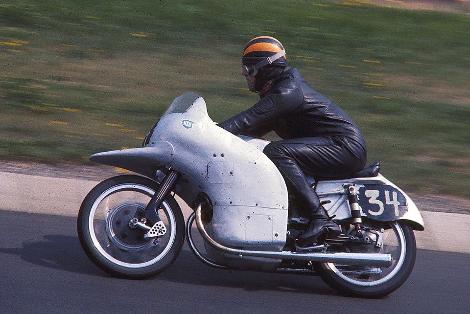 画像: 1950年代半ば、世界ロードレースGP（現MotoGP）で活躍した独NSUのレンマックス（空冷並列2気筒250cc）。写真の車両に装着されたフェアリングは動物の「カワイルカ」に似ていることから、ドルフィンフェアリングと称されました。 en.wikipedia.org