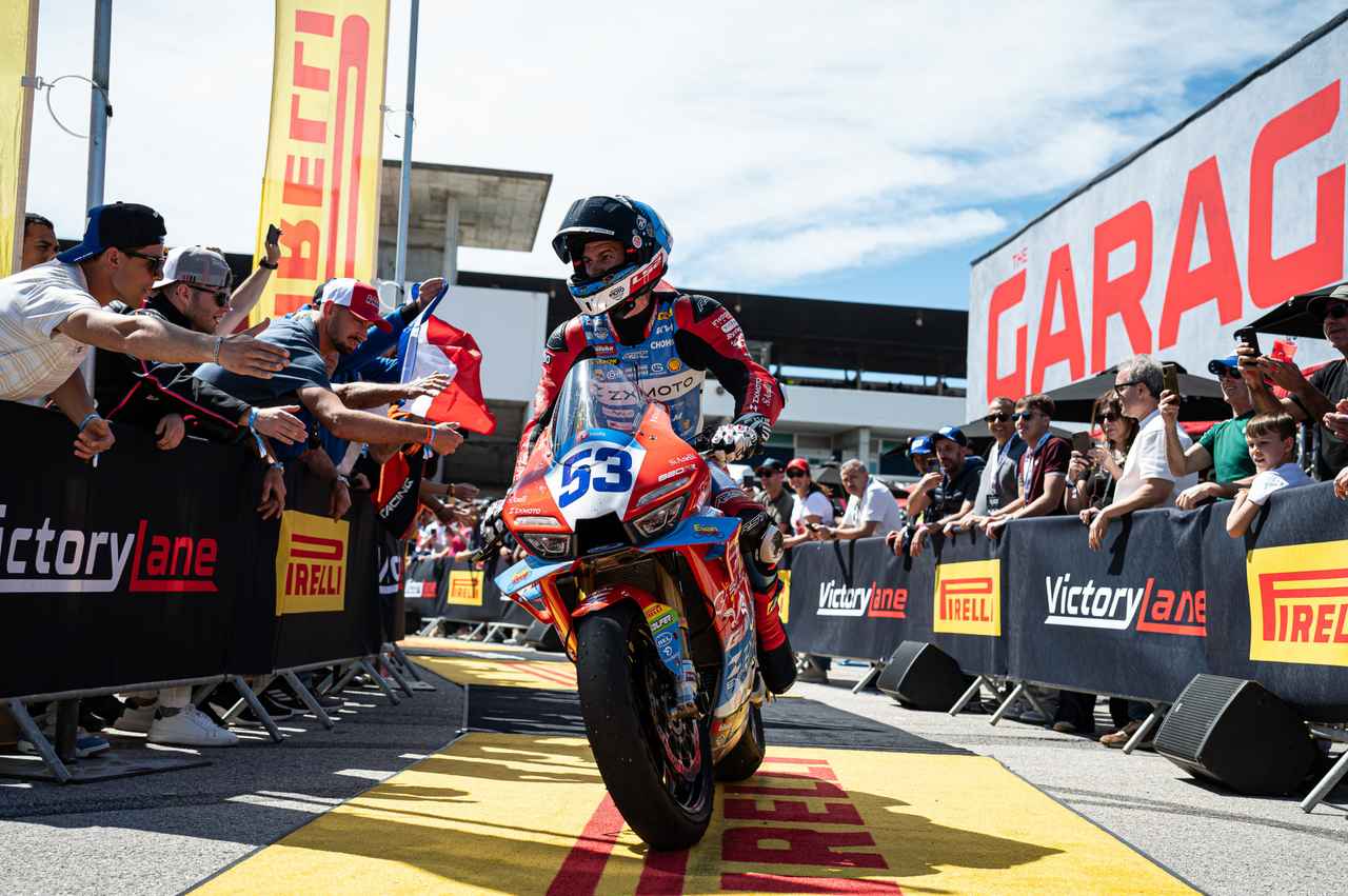 画像: 1992年生まれのフランス人ライダーのV.デビスは、2007年に125ccクラスで世界選手権デビューしたベテラン。ポルトガルでの2勝により、現時点でランキング3位に浮上しました。 global.zxmoto.com