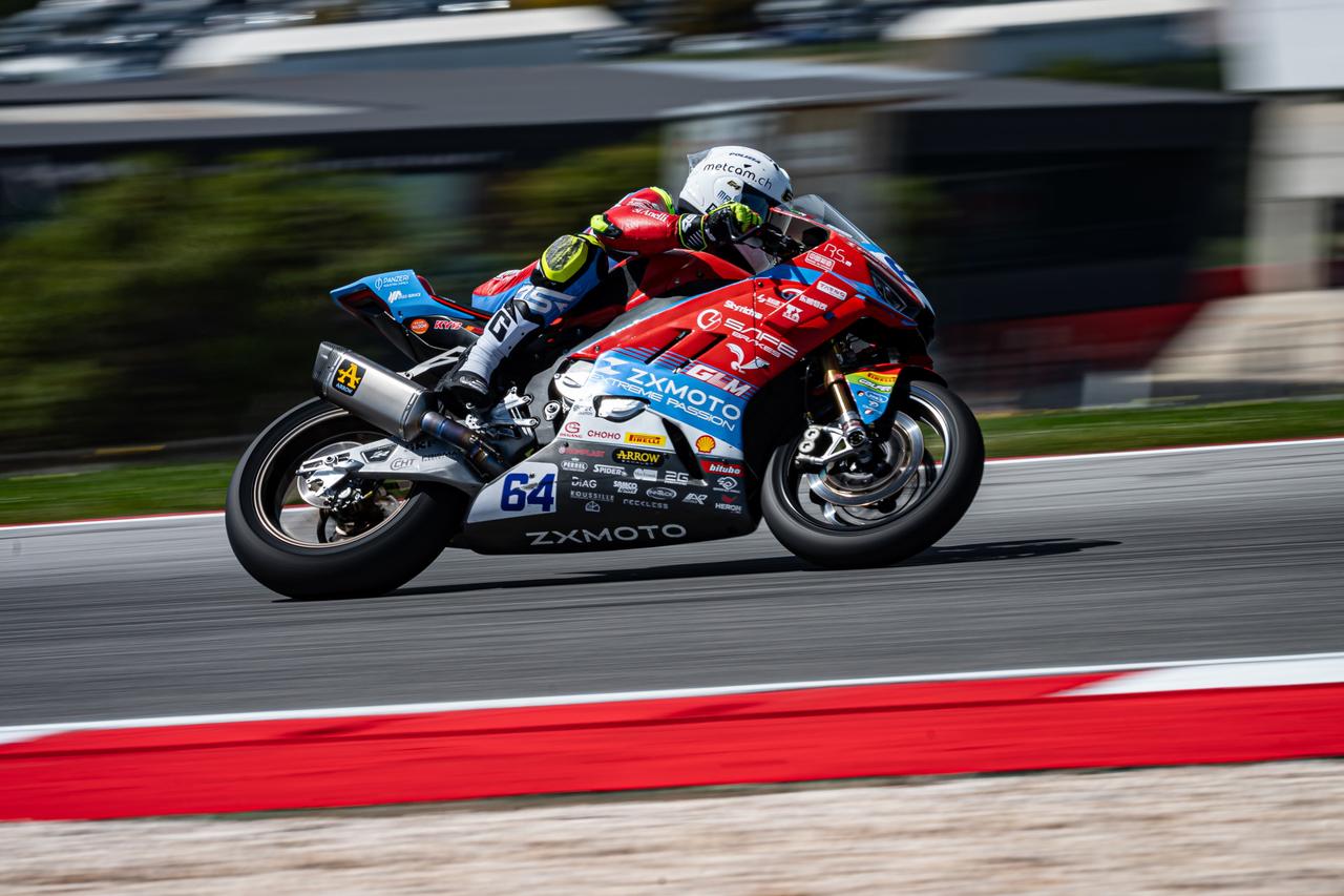 画像: V.デビスの僚友であるフェデリコ カリカスロは、レース1は9位、レース2で17位。820RR-RSは819ccの並列3気筒水冷エンジンを、アルミニウムツインスパーフレームに搭載。乾燥重量182kg。最大出力153.6馬力で、トルク85N·m（レッドゾーンは15,250rpm）。ボッシュ製6軸IMUを採用し、電子制御も磨き上げています。 global.zxmoto.com