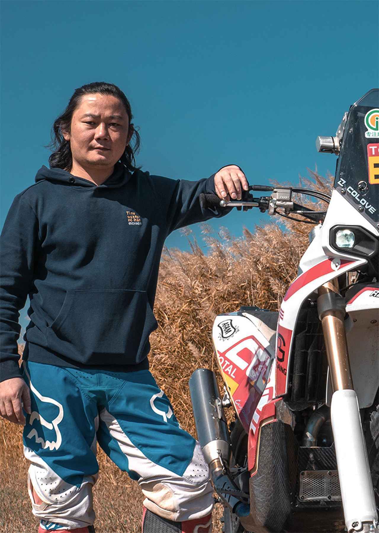 画像: 元KOVE共同創業者で、ZXMOTO代表の張雪（Zhang Xue）は、オフロード競技者としての顔も持つ若きメーカー代表です。17歳だった2004年に自分の2輪修理店をオープンし、今ではメーカー代表にまで上り詰めたわけです。 global.zxmoto.com