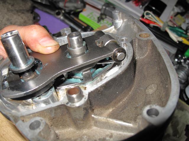 画像: 【スプリングの反動で手をけがしないように気をつけながら作業します】
