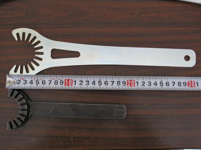 画像: 【ケガ予防からおすすめするのが上のタイプ、下は純正の特殊工具】