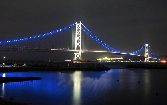 画像: 明石大橋でも www.facebook.com