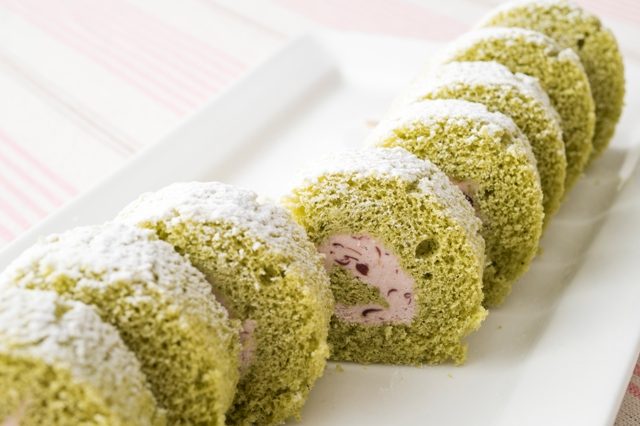 画像: 【12】抹茶と小豆のロールケーキ ふわっとした触感の抹茶ロール生地に、粒あんと生クリームのクリームを巻きこみました。
