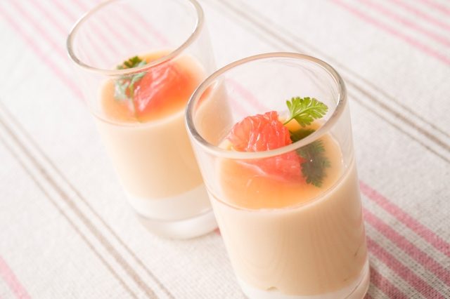 画像: 【4】グレープフルーツのムース 旬のグレープフルーツを用いた爽やかな酸味とさっぱりした味わいが特徴のムースと、 仕上げの生クリーム層が口の中でなめらかにマッチする、初夏らしい味わいのムースです。