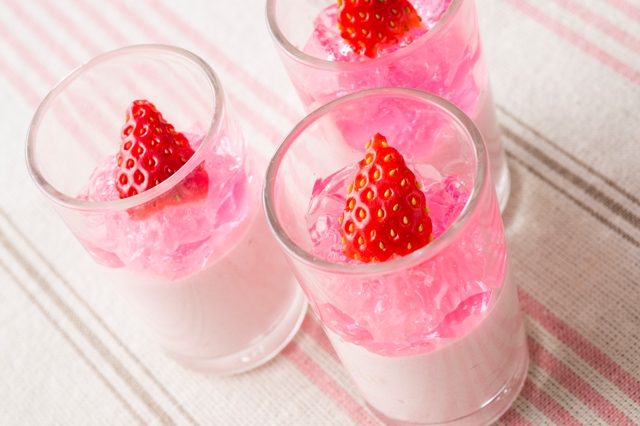 画像: 【6】イチゴと桜のヴェリーヌ パルスイートを用いることでイチゴの酸味と甘さを活かした苺ムースに、白ワインの風味を活かした桜風味のゼリーをクラッシュしてトッピング。目にも鮮やかな美しいデザートです。