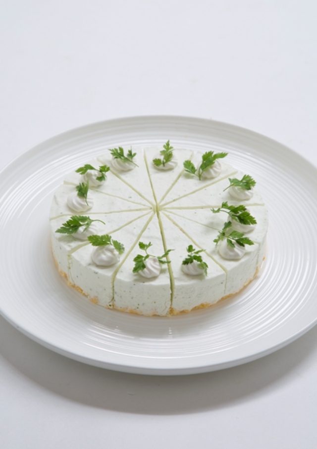画像: 【2】セロリのチーズケーキ パルスイートを用いたスポンジ生地(ジェノワ)の上に、セロリのスッキリした香りが広がるクリ―ミーなレアチーズムースを重ねて。口の中でふわっとほどける爽やかな味わいです。