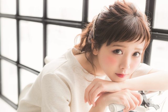 画像: 【RUMI×RINA TANAKA】 ●ふんわりポニー ニュアンスのあるポニーテールはサイドにバレッタをつけて大人っぽく仕上げる