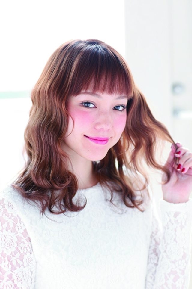 画像: 【巻く】 ストレートアイロンで作る“なみなみ巻き” Rumiさんアレンジに欠かせない巻きは、コテではなく、ストレートアイロンで作るから簡単!