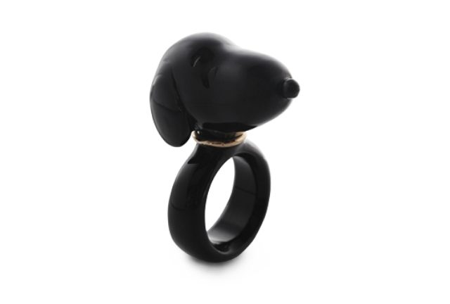 画像: ●LOVE BY e.m. PEANUTS COLLECTION アクセサリーを中心に幅広い分野でデザインを手掛ける「e.m.(イー・エム)」のシリーズ「LOVE BY e.m. (ラブ バイ イー・エム)」とのコラボ商品。キャラクターの持つ雰囲気が表れたやわらかな曲線が特徴のリング・ピアスは、ファッショナブルで遊び心あふれるアイテムに仕上がりました。今回のための新作ピアスも期間中に登場します。 <写真> PEANUTS RING 10,044円(税込)