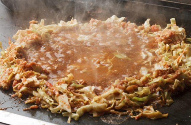 画像: 東京下町の伝統料理「もんじゃ焼き」