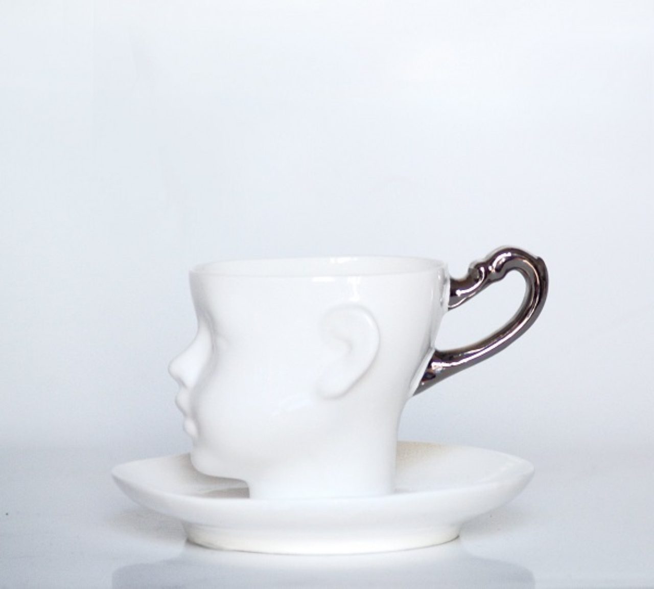 カプチーノの泡で髪形が変わる!?ユニークな顔型カップ&ソーサー - カワ