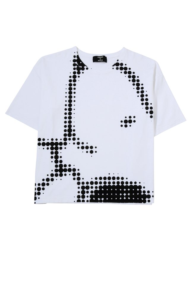 画像: ●CABANE de ZUCCa×PEANUTS 1988年に設立された日本のデザイナーズブランド「ZUCCa」がPEANUTSと初コラボ。 「DOT」をテーマに、SNOOPYをZUCCaならではのグラフィックデザインに落としこみ、モノトーンをベースに「大人が着たいウェア」として提案します。 <写真> PEANUTS BIG FACE T (レディス) 12,960円(税込) PEANUTS BIG FACE T (メンズ) 12,960円(税込) PEANUTS WALKING T 9,720円(税込)