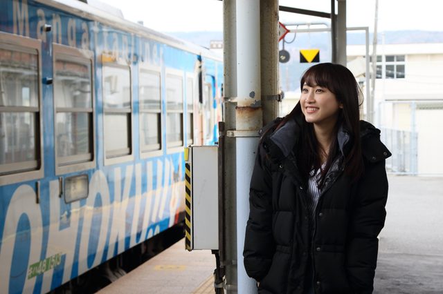 画像: ≪松井玲奈さんプロフィール≫ 1991年生まれ。SKE48の1期生メンバーとして活躍する一方、映画やドラマ、バラエティ番組など多数出演。大の鉄道好きとしても知られ、特に列車の「顔」の描写については、独特の世界観と切り口をもつ。「笑神様は突然に…」(日本テレビ系)などテレビ番組に多数出演する。