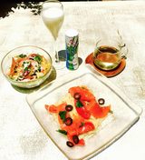 画像: ・ブロッコリーとサツマイモのグリーンサラダ ブロッコリーや緑野菜のビタミンA、C、Eとサツマイモのβカロチンは日焼け防止、肌修復に効果的。 ・アロエベネ ヨーグルトドリンク 紫外線ダメージ予防効果が確認されたアロエステロールを配合。コラーゲン、ヒアルロン酸を自ら創り出す力を高める。 ・月桃茶 紫外線から肌を守るポリフェノール値がより高いお茶。 ・フルーツトマトとサーモン、とびこの冷製カッペリーニ トマトリコピンの強い抗酸化と、鮭に多く含まれるオメガ3脂肪酸は日光への耐性をあげ、肌を守る効果があります。