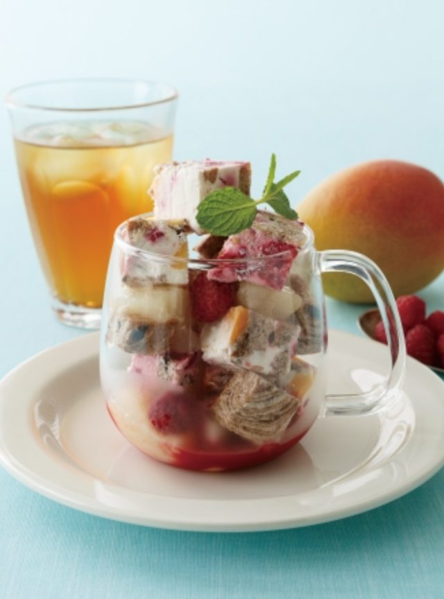 画像: ■商品名:アイスキューブケーキ(紅茶付き) ■価格:1,350円(税込) ■販売期間:6月25日(木)~9月2日(水) ■商品説明:人気のフルーツサンドをアフタヌーンティー流に アレンジ。 ラズベリーとマンゴー、クリームチーズ、 チョコマーブルデニッシュを凍らせた新食感の アイスケーキサンド。 www.afternoon-tea.net