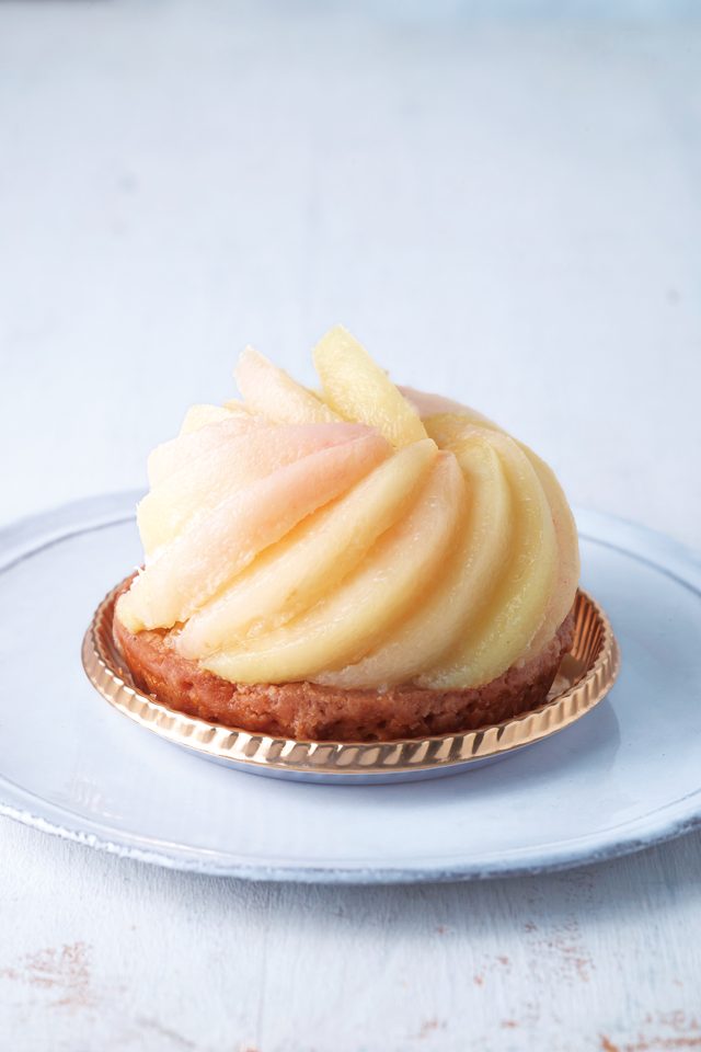 画像: ■商品名:白桃のタルト ■価格:3 号サイズ(直径9cm) 1,296 円(税込) ■販売期間:7 月1 日(水)~ 7 月31 日(金) ■商品説明:桃のデザート“ピーチメルバ”をイメージしたタルト。中にバニラのムースとラズベリーソースを閉じ込め、上には贅沢に桃をたっぷりと飾りました。桃の甘みとバニラの香り、ラズベリーの酸味が調和した美味しさ です。
