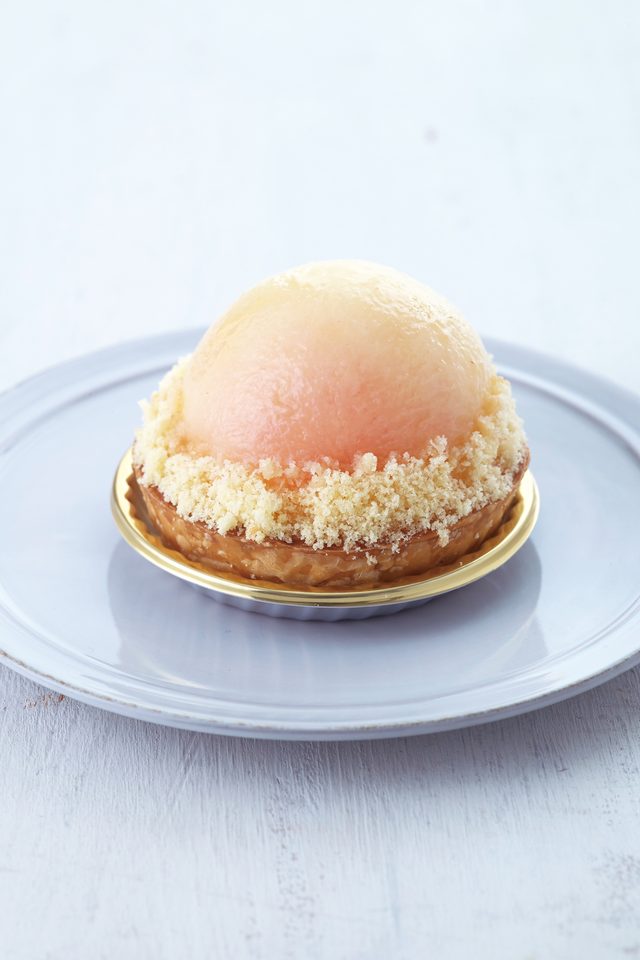 画像: ■商品名:ごろっとピーチパイ ■価格:605 円(税込) ■販売期間:7 月1 日(水)~ 8 月31 日(月) ■商品説明:白桃の果実を傷つけないように丁寧に一つ一つ皮をむき、半分にカットして、パイの上に贅沢にごろっとのせました。しっかりと焼いたパイにスポンジとディプロマットクリーム※を絞り、みずみずしい桃の食感、香りが味わえるように仕立てました。さっくりとしたパイにジューシーな白桃が絶妙なバランスです。