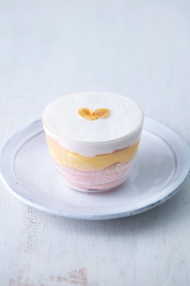 画像: ■商品名:スプーントライフル 白桃 ■価格:324 円(税込) ■販売期間:7 月1 日(水)~ 8 月31 日(月) ■商品説明:季節のトライフルロール 白桃を、おいしさをそのままにカップデザートにアレンジ。気軽にお試しいただける数量限定商品です。