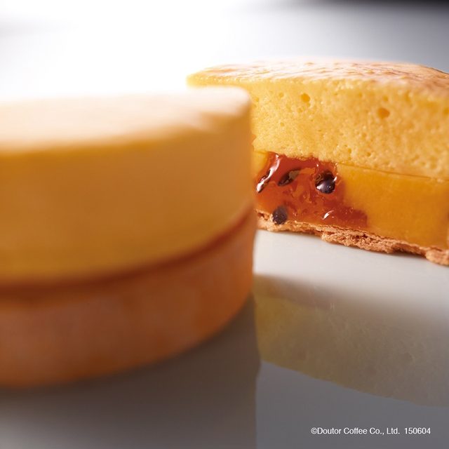 画像: 【商品名】 シブーストパッション 【単品価格】 560円(税込) パッションフルーツの甘酸っぱさ、食感の楽しさが夏らしい一品です。パイタルトの中にパッションクリームとパッションフルーツのコンフィチュールを入れ、その上に、ふんわりしたパッションのシブーストをのせて、表面をキャラメリゼしました。 www.doutor.co.jp