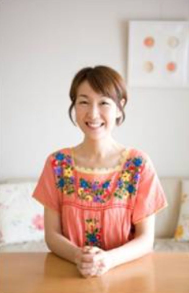 画像: 料理研究家・ラク家事アドバイザー。世界45か国、150回を超える海外旅行を経験。旅先で得たさまざまな感覚を料理のアイデアに活かし、手軽に作れるおいしいレシピを考案料理だけにとどまらず、暮らし全般のラク(楽しくカンタン)を追求するラク家事アドバイザーとしても活動。主に、キッチン周りのスペシャリストとして、時短調理のワザや整理収納アドバイザーの資格も生かした片付け方法などを紹介。実用的なアイデアが好評を得て、テレビや雑誌を中心に幅広く活躍中。「おもわず自慢したくなる料理のラクワザ333」(河出書房新社)、「ひと目でわかる!食品保存事典」(講談社)、「生のままベジ冷凍」(小学館)など、著者は30冊を超える。