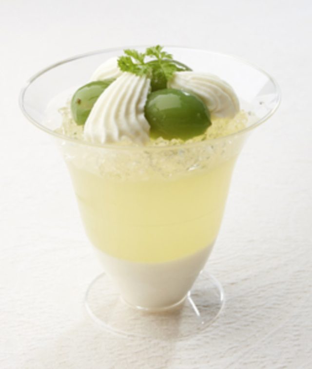 画像: 【桃とはちみつゆずのゼリー】 ゆずの酸味をおさえた食べやすいゼリー。ゆず&ハチミツゼリー、白桃ムースを重ね、若桃をトッピングにあしらいました。