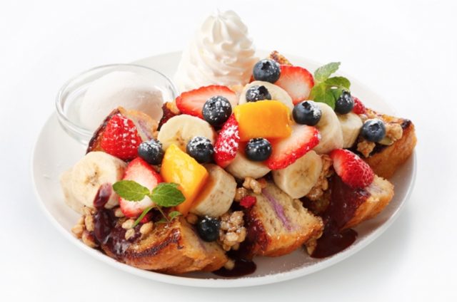 画像: アサイー&フルーツグラノーラ Acai & Fruit Granola (福岡本店限定)レギュラー1,600円 ハーフ1,000円 栄養価が高いとして注目のアサイーとフレンチトーストを合わせた一皿です。 アサイーボウルをイメージし、アサイーソースをたっぷりかけたフレンチトーストに、盛りだくさんのフルーツとグラノーラを飾っています。
