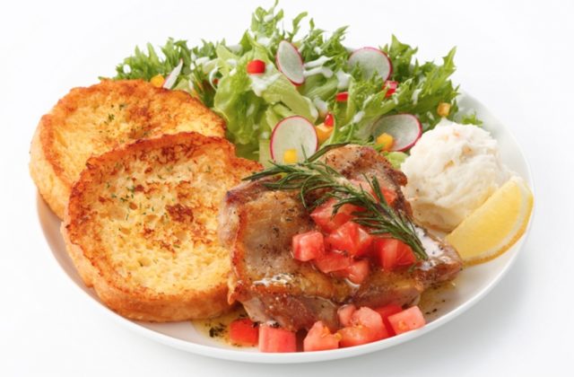 画像: ハーブバターチキン Grilled Chicken Herb Butter (全店共通)1ピース1,500円 2ピース1,750円 ビッグサイズのチキンをタイム、ローズマリー、ニンニクのハーブバターソースでソテーし、マリネしたトマトを飾りました。ハーブの薫りが食欲をそそり、フレンチトーストとの相性も抜群です。