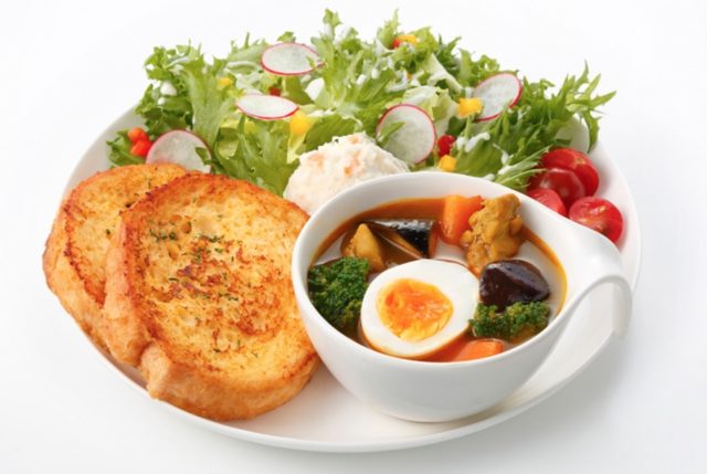 画像: 夏野菜のスープカレー Soup Curry of Summer Vegetables(渋谷限定)1ピース1,400円 2ピース1,650円 茄子、トマトなど夏野菜入りチキンスープカレーでフレンチトーストをお召し上がりください。 彩り鮮やかな野菜達と、スパイシーな薫りがこの夏元気にしてくれます!