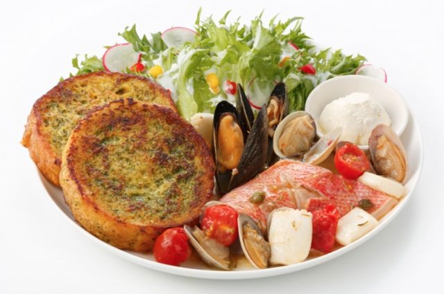 画像: アクアパッツァ Acqua Pazza (福岡本店限定)1ピース1,600円 2ピース1,850円 バジル入りのフレンチトーストと、赤魚、ムール貝、イカ、アサリのアクアパッツァ(魚介類をトマト、オリーブオイルで煮込む料理) を組み合わせたヘルシーな一皿です。シーフードとバジルの味わいをお楽しみください。 ※お好みでサワークリームをフレンチトーストや、シーフードにつけてお召し上がりくだい。
