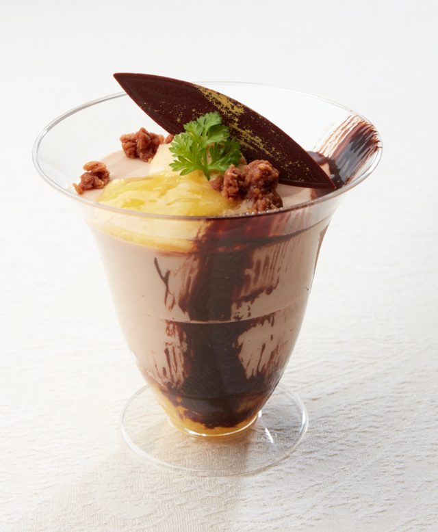 画像: 【ミルクチョコとバナナのベリーヌ】 フルーツ系のゼリーもいいけれど、夏のチョコレートデザートが欲しい、という方にぴったりです。軽い食感のチョコレートパンナコッタは夏でもさっぱりと召し上がることができます。トッピングのバナナコンポートやキャラメルクリームでまた違った味わいに。