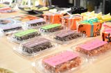 画像: えまるしぇ47メンバーが選んだご当地の逸品が並びます