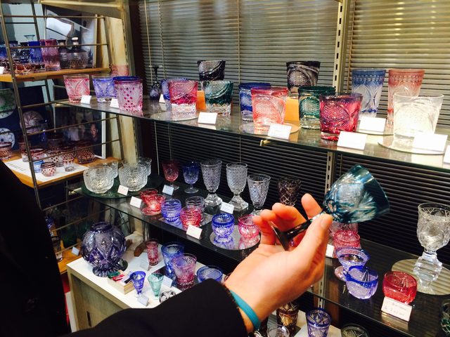 画像: 江戸切子と薩摩切子の違い 一番の大きな違いは上に被せる色ガラスの厚さです。江戸切子の場合は薄く、薩摩切子の場合は厚いです。薩摩切子はもともと江戸切子がルーツです。幕末に薩摩藩主の島津斉彬が薩摩産業の発展のためにガラス製造所を薩摩にもつくりました。薩摩切子は幕末の戦火等の影響で一度姿を消してしまいます。しかし復活の機運が高まり昭和に復活しました。