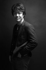 画像: 小川 浩 株式会社リボルバー ファウンダー兼CEO 商社にて東南アジアを中心に活躍後、1996年にマレーシアのクアラルンプール、シンガポール、香港を拠点として起業、PCネット通販事業や多言語SNS事業を手がけた。帰国後、日立製作所にてイントラブログシステム、音声グループウェアなどの事業を立ち上げる。 その後サイボウズ(株)のネット関連子会社フィードパス(株)のCOO、サンブリッジの戦略的子会社(株)モディファイのCEOなどを経て、2012年7月にサイバーエージェント・ベンチャーズの支援のもと、株式会社リボルバーを設立。現在に至る。 著書に『アップルとグーグル』『Web2.0Book』『仕事で使える!Facebook超入門』『ソーシャルメディアマーケティング』『ソーシャルメディア維新』(オガワカズヒロ共著)など多数。