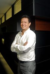 画像: 八木健太 Sprinklr Japan株式会社 代表 昭和46年生まれ 大阪府出身 同志社大商学部卒業後、電通東京本社にてオールドメディアの 王様、テレビ局担当として20代の大半を過ごす。2000年、Eメールホスティング事業のベンチャー企業の日本支社立ち上げメンバーとして入社。同ビジネスはあえなく約3年で撤退。その後、広告会社アドギアにて映画コンテンツとエンタメコンテンツ事業に携わった後に独立。ウィッシュボーン株式会社、ウィッ シュボーンベンチャーズLLCを立ち上げ、メジャーリーガー代理人会社や米ソーラー発電大手企業の日本進出の業務を請け負うビジネスを展開、スプリンクラーの日本進出をきっかけに2015年3月より現職。