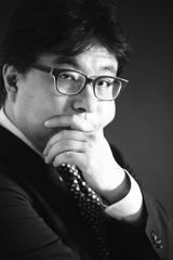 画像: 藤元健太郎 1993年からインターネットビジネスの研究を開始し,1994年に野村総合研究所で日本最初のサイバービジネス実験サイトであるサイバービジネスパークをトータルプロデューサーとして立ち上げ,現在成功しているソフマップ,JTB,JCB,NTTDoCoMo,HONDAなどのインターネットビジネス参入の支援コンサルティングを実施。 フロントライン・ドット・ジェーピー社ではSIPS事業の先駆けとして,多くのEビジネスを支援。現在もインターネット上のECやマーケティングなど各種ビジネスのコンサルティング,調査研究を進めている。マルチメディアグランプリ,オンラインショッピング大賞等の審査員。また各種コラムやレポートを執筆しており,主な書籍として「サイバー市場の可能性」生産性出版がある。