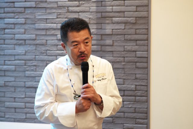 画像: オープニングセレモニーでスピーチする河合シェフ。伝説的なシェフだが、料理だけではなく、カジュアルな空気を作り上げる達人だ。
