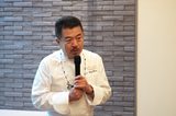 画像: オープニングセレモニーでスピーチする河合シェフ。伝説的なシェフだが、料理だけではなく、カジュアルな空気を作り上げる達人だ。