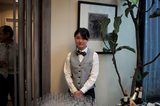 画像: 落ち着いた物腰で応対してくれるスタッフ