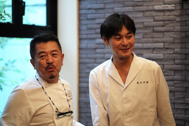 画像: 『賛否両論』オーナー兼料理人の笠原 将弘さん(右)と。
