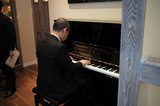 画像: ピアノの演奏も。ピアノもカワイ。